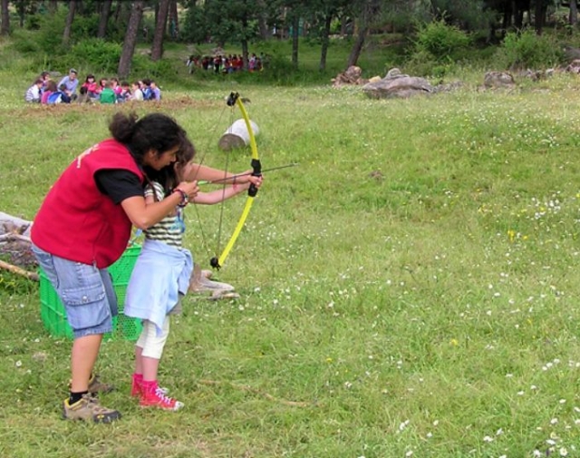 Sujetando el arco con la monitora.jpg
